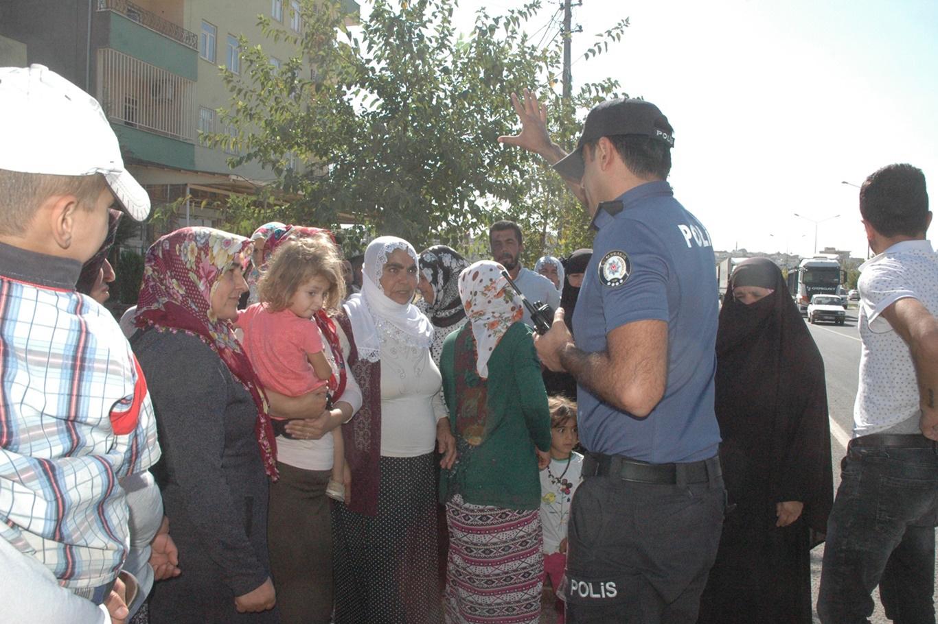 Mahalleli kadınlar sık sık kazaların yaşandığı yolu trafiğe kapattı Mahalleli kadınlar sık sık kazaların yaşandığı yolu trafiğe kapattı